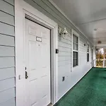 Breezy Coastal Condo 2 Mi To Shop, Golf, And Swim!