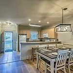 Beautiful Coastal Condo With Pool And Close To Beach!