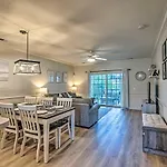 Beautiful Coastal Condo With Pool And Close To Beach!