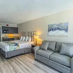 Landmark Resort King Suite Unit 716 Beautifully Renovated Sleeps 4