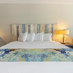 Landmark Resort King Suite Unit 716 Beautifully Renovated Sleeps 4