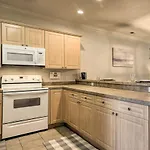 Beautiful Coastal Condo With Pool And Close To Beach!