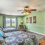 Surfside Beach House - King Bed Less Than 2 Mi To Shore!
