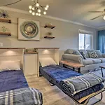 Bright North Myrtle Beach Condo - Steps To Beach!