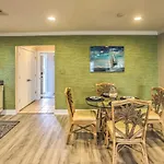 Home With Deck 1 Mi To Surfside Beach Access!