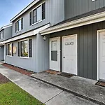 Breezy First-Floor Condo About 2 Mi To Surfside!