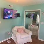Cheerful Two Bedroom House 1.5 Miles From Beach.