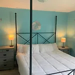 Cheerful Two Bedroom House 1.5 Miles From Beach.
