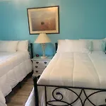 Cheerful Two Bedroom House 1.5 Miles From Beach.