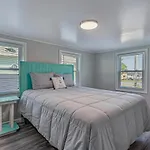 Immaculate Home With Putting Green And Private Pool! Pet Friendly 6 Bedroom- 4 Bath Duplex A&B