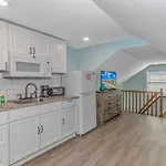 125 Atlantic Avenue Unit G2 -Pet Friendly! Loft Apartment -Sleeps 2-4 Guests!
