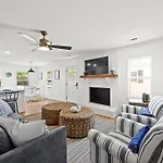 Cheerful 4 Bedroom Home 1 Block From The Beach!