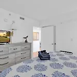 Beachfront, Spacious King Suite With Resort Access, Free Parking!
