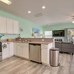 Surfside Beach House With Pool, Walk To Beach And Pier