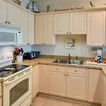 Cozy Myrtle Beach Escape With Balcony And Pool Access!