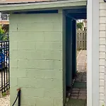 Booth House, Unit B