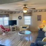 Beach Breeze 1, Short Walk To Atlantic Ocean, Pet Friendly, Very Quiet & Family Friendly
