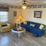 Beach Breeze 1, Short Walk To Atlantic Ocean, Pet Friendly, Very Quiet & Family Friendly