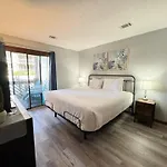 Spacious Modern Condo - 1St Floor - One Block To The Beach