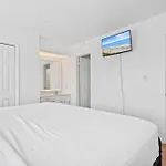 Beautifully Updated! 2Br Pet Friendly Apartment, Walk To The Beach!