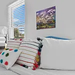 Beautifully Updated! 2Br Pet Friendly Apartment, Walk To The Beach!