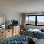 2 Blocks To Beach, Lovely Home For 8