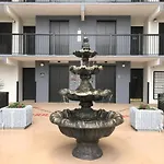 2 Blocks To Beach, Lovely Home For 8