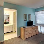 Comfortable Condo 4 Blocks From The Beach