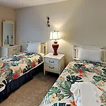 Comfortable Condo 4 Blocks From The Beach