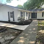 Cheerful 4 Bedroom Home 1 Block From The Beach