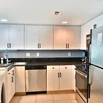 Stunning Ocean Front 2Bd On The Second Floor, In Heart Of Mb