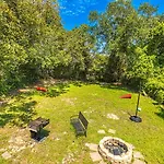 Gorgeous Centrally Located Ocean View 2 King, Huge Private Yard & Deck, Firepit, Bbq, & Game Tables