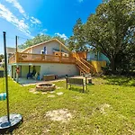 Gorgeous Centrally Located Ocean View 2 King, Huge Private Yard & Deck, Firepit, Bbq, & Game Tables