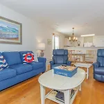 Stunning 3 Bedroom Condo-Recently Renovated-Fairways Unit D