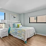 Windemere Beachfront Oasis With Hot Tub And Pool Access