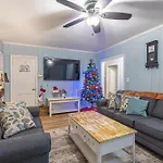 Beachy Central, Near Beach, 2 King Beds, Crib, Huge Private Yard, Patio, Porch, Bbq, & Firepit
