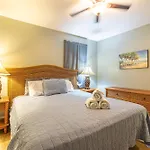 Beachy Central, Near Beach, 2 King Beds, Crib, Huge Private Yard, Patio, Porch, Bbq, & Firepit