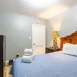 Beachy Central, Near Beach, 2 King Beds, Crib, Huge Private Yard, Patio, Porch, Bbq, & Firepit