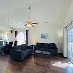 Beautiful Spacious Condo In The Center Of Mb