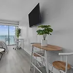 Beachfront Studio With Smart Tv & 12 Pm Check-In
