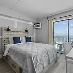 Beachfront Studio With Smart Tv & 12 Pm Check-In