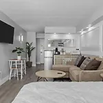 Beachfront Studio With Smart Tv & 12 Pm Check-In