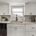 2 Bedroom Guest Cottage Steps From The Beach!