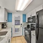 2 Bedroom Guest Cottage Steps From The Beach!