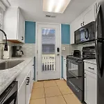 2 Bedroom Guest Cottage Steps From The Beach!