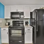 2 Bedroom Guest Cottage Steps From The Beach!