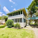 5 Bedroom House, Only 3 Minute Walk To The Beach!