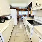 5 Bedroom House, Only 3 Minute Walk To The Beach!