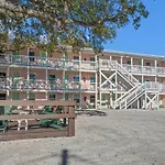 Treehouse Lodge Walk To Beach Pet-Friendly 301