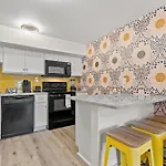 Treehouse Lodge Walk To Beach Pet-Friendly 201